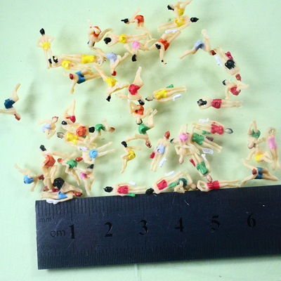 China La natación de pintura de escala de la gente arquitectónica colorida del modelo figura el 1.8cm 1/100 para la disposición modelo constructiva proveedor
