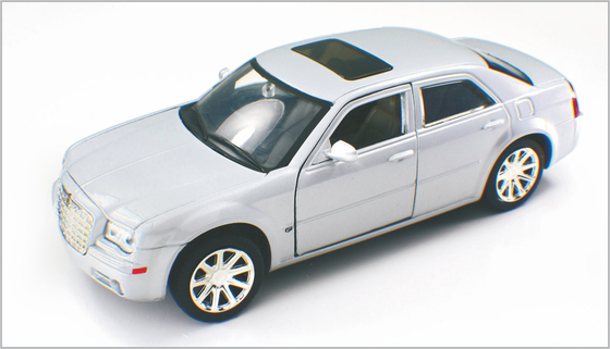 China 1/24 coches modelo de encargo blancos plateados Chrysler 300 de escala como a casa Decoratio proveedor