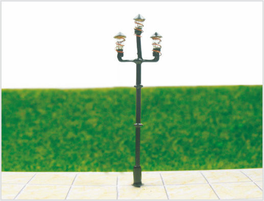 China Poste de T84 6V tres cabezas calle plástico escala modelo luz para diseño de tren 6,5 cm proveedor