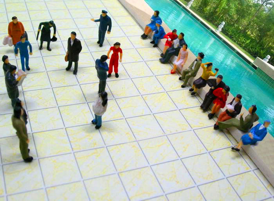 Figuras modelo hechas a mano de la gente del proyecto arquitectónico para el profesional del modelo del tren proveedor