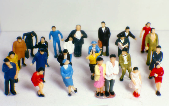 Figuras modelo hechas a mano de la gente del proyecto arquitectónico para el profesional del modelo del tren proveedor