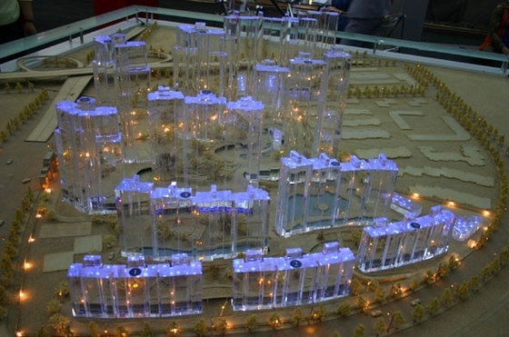 Paisaje miniatura del modelo de escala para la tierra usando modelo complejo proveedor